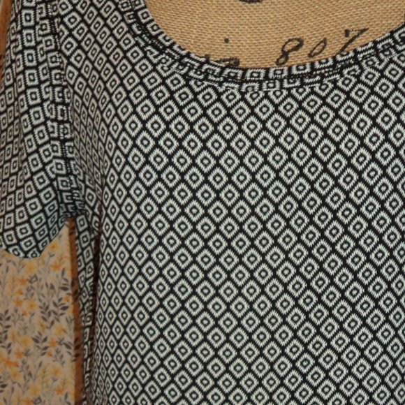 Geometric Patterned Top - Picture 3 of 7